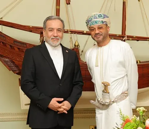 عُمان عن اتصال وزير خارجيتها مع نظيره الإيراني: ملتزمان بضمان حرية الملاحة في مضيق هرمز