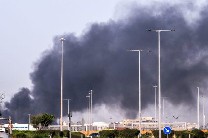 إصابة 5 أمريكيين وأضرار بمسيرتين بعد سقوط حطام صاروخ إيراني على قاعدة في الكويت