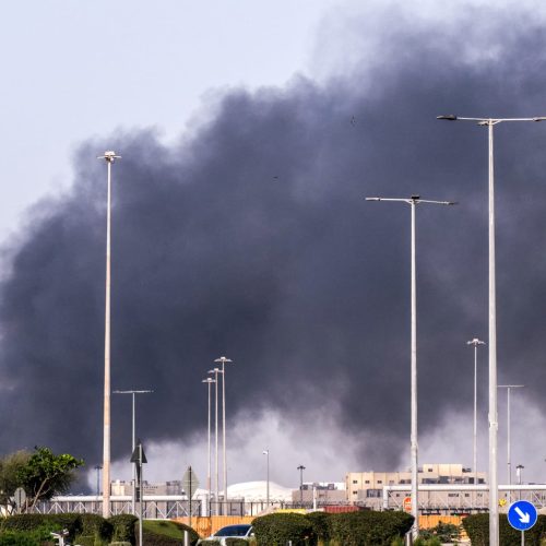 إصابة 5 أمريكيين وأضرار بمسيرتين بعد سقوط حطام صاروخ إيراني على قاعدة في الكويت