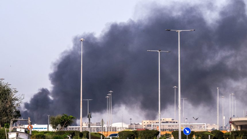 إصابة 5 أمريكيين وأضرار بمسيرتين بعد سقوط حطام صاروخ إيراني على قاعدة في الكويت
