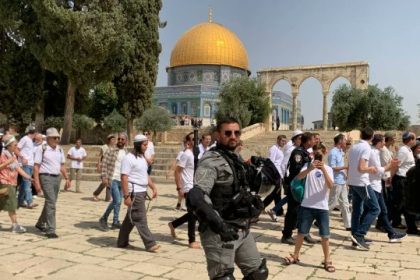 مستوطنون إسرائيليون يقتحمون الأقصى ومحافظة القدس تحذر من "التهويد"