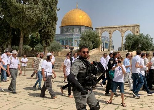 مستوطنون إسرائيليون يقتحمون الأقصى ومحافظة القدس تحذر من "التهويد"