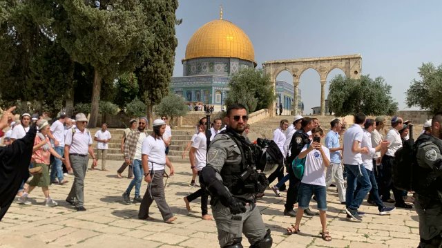 مستوطنون إسرائيليون يقتحمون الأقصى ومحافظة القدس تحذر من "التهويد"