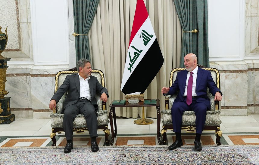 رئيس الجمهورية يرحب بمبادرة الأمين العام لكتائب الإمام علي شبل الزيدي بشأن حصر السلاح بيد الدولة