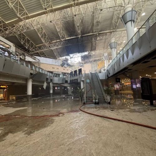 بالصور.. اضرار في مبنى الركاب بمطار الكويت بعد الاستهداف الإيراني