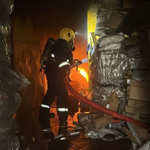الدفاع المدني يسيطر على حريق اندلع داخل مخزن للمواد البلاستيكية شرقي بغداد