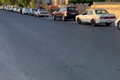 منذ ساعات الصباح الأولى.. طوابير طويلة أمام محطات الوقود بسبب استمرار أزمة البنزين
