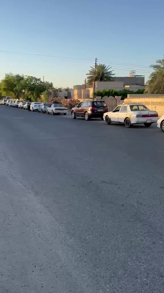 منذ ساعات الصباح الأولى.. طوابير طويلة أمام محطات الوقود بسبب استمرار أزمة البنزين