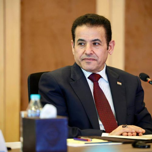 مستشار الأمن القومي ينفي دفع العراق رسوم مرور من مضيق هرمز