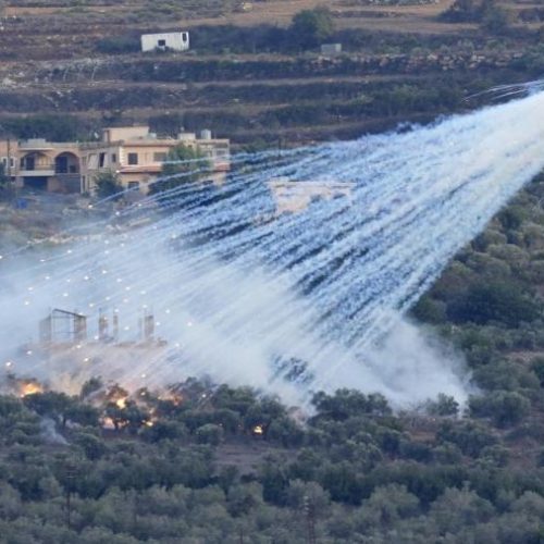 "نيويورك تايمز": الفوسفور الأبيض الإسرائيلي يحرق المناطق المأهولة في لبنان