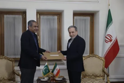 الخارجية الإيرانية: عراقجي تسلّم رسالة من رئيس وزراء باكستان إلى المرشد الأعلى