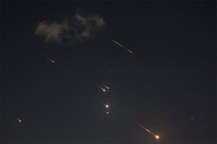 ‏الجيش الإسرائيلي: أنظمة الدفاع تعمل على اعتراض صواريخ إيرانية