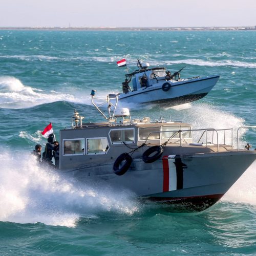 اشتباك مسلح بين زورق وسفينة شحن قرب السواحل اليمنية