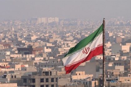 مفاوضون قطريون يزورون طهران وسط التصعيد الأمريكي الإيراني
