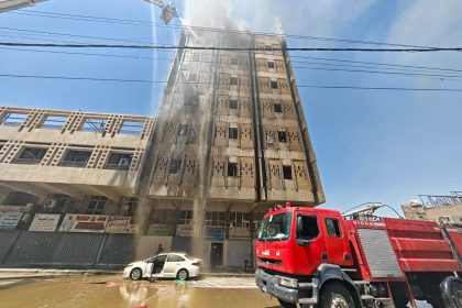 الدفاع المدني يسيطر على حريق في بناية ببغداد وينقذ عوائل محاصرة