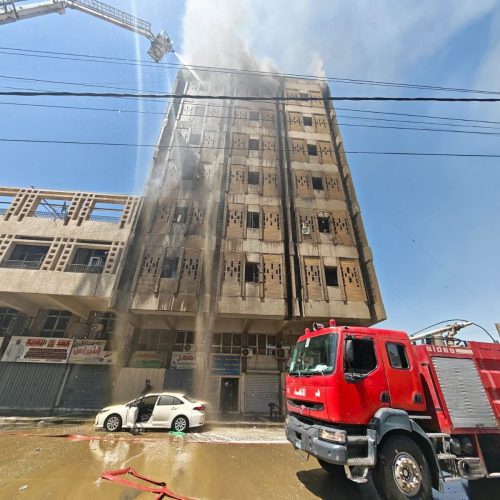 الدفاع المدني يسيطر على حريق في بناية ببغداد وينقذ عوائل محاصرة