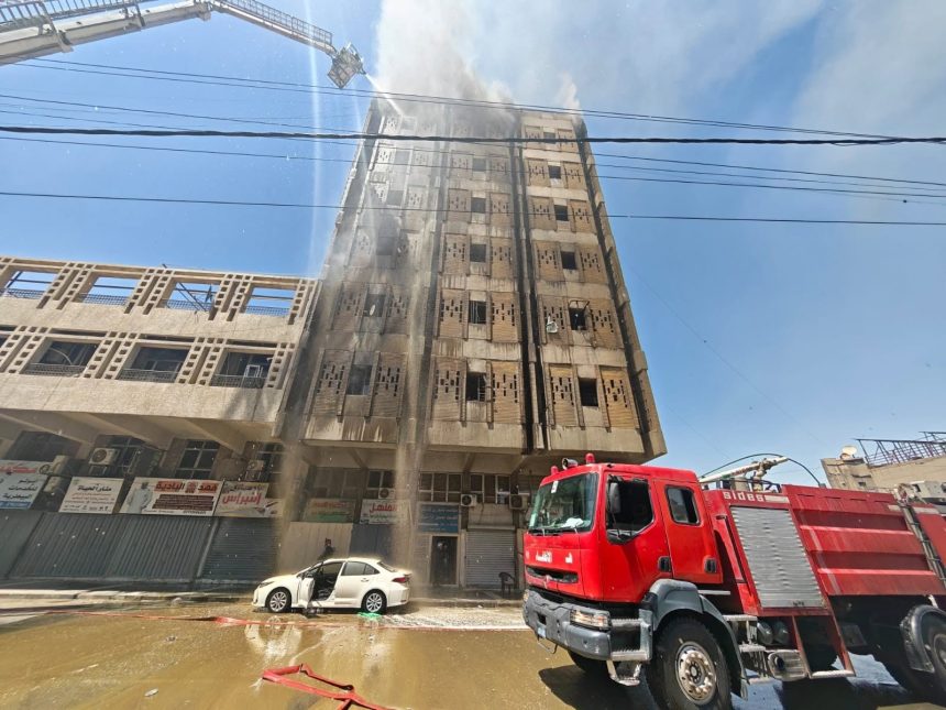 الدفاع المدني يسيطر على حريق في بناية ببغداد وينقذ عوائل محاصرة