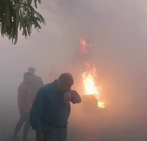 بالفيديو.. حريق يلتهم عدداً من محال بيع الفواكه والخضار في حي العسكري بكركوك