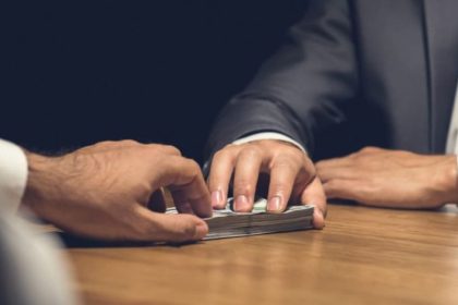النزاهــة: الإطاحة بمدير دائرة تنفــيذ في البصــرة متلبساً باستغلال منصبه الوظيفي وقيامه بابتزاز أحد المراجعين
