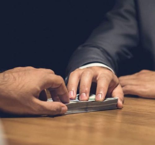 النزاهــة: الإطاحة بمدير دائرة تنفــيذ في البصــرة متلبساً باستغلال منصبه الوظيفي وقيامه بابتزاز أحد المراجعين