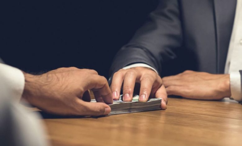 النزاهــة: الإطاحة بمدير دائرة تنفــيذ في البصــرة متلبساً باستغلال منصبه الوظيفي وقيامه بابتزاز أحد المراجعين