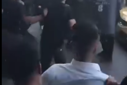 بالفيديو.. احتكاك وتدافع بين مكافحة الشغب ومتظاهرين من خريجي معاهد النفط في بغداد