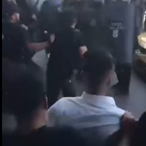 بالفيديو.. احتكاك وتدافع بين مكافحة الشغب ومتظاهرين من خريجي معاهد النفط في بغداد