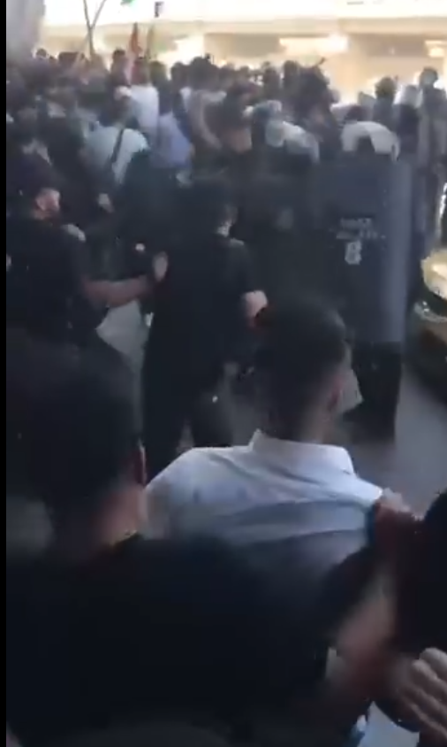 بالفيديو.. احتكاك وتدافع بين مكافحة الشغب ومتظاهرين من خريجي معاهد النفط في بغداد
