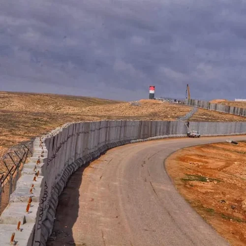 العراق يعلن إنجاز وضع الكتل الكونكريتية على الحدود مع سوريا بطول 380 كيلومتراً