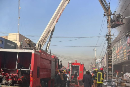 الدفاع المدني تعلن إخماد حريق اندلع في مجمع تجاري بالكرادة