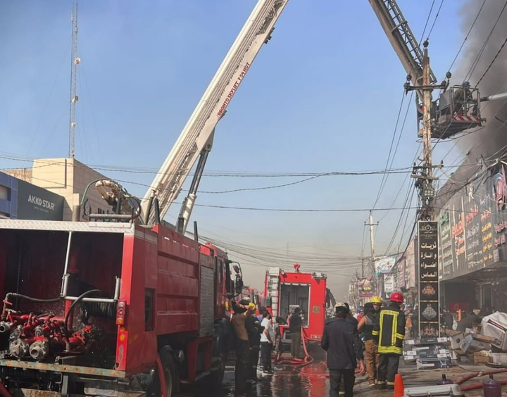 الدفاع المدني تعلن إخماد حريق اندلع في مجمع تجاري بالكرادة