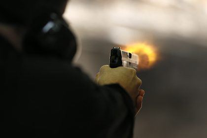 ادعى أن الحادث "غسل عار".. شخص يطلق النار على زوجته وأبن عمها ويصيبهما جنوبي بغداد