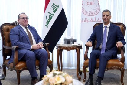 محافظ البنك المركزي والقائم بالأعمال الأمريكي يؤكدان أهمية دعم الاستقرار النقدي والاقتصادي في العراق