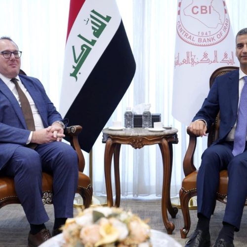 محافظ البنك المركزي والقائم بالأعمال الأمريكي يؤكدان أهمية دعم الاستقرار النقدي والاقتصادي في العراق