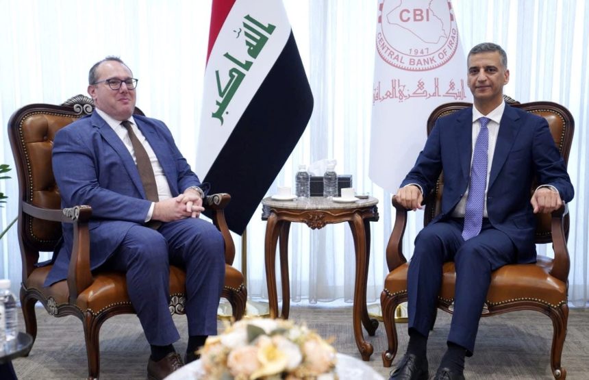 محافظ البنك المركزي والقائم بالأعمال الأمريكي يؤكدان أهمية دعم الاستقرار النقدي والاقتصادي في العراق
