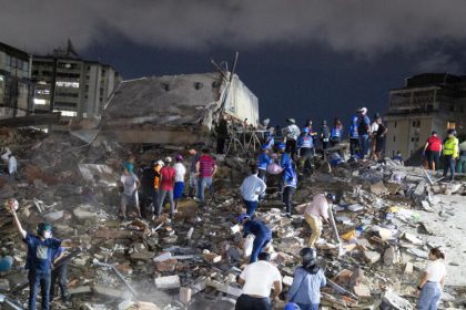 فنزويلا تعلن مقتل 32 شخصًا واصابة اكثر من 700 اخرين في زلزالين ضربا البلاد
