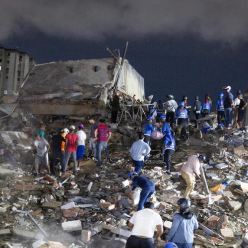 فنزويلا تعلن مقتل 32 شخصًا واصابة اكثر من 700 اخرين في زلزالين ضربا البلاد