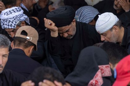 بالصور.. حشود الزائرين تحيي زيارة العاشر من محرم في كربلاء