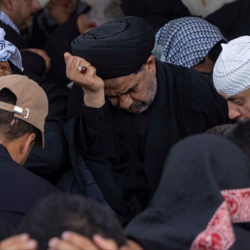 بالصور.. حشود الزائرين تحيي زيارة العاشر من محرم في كربلاء