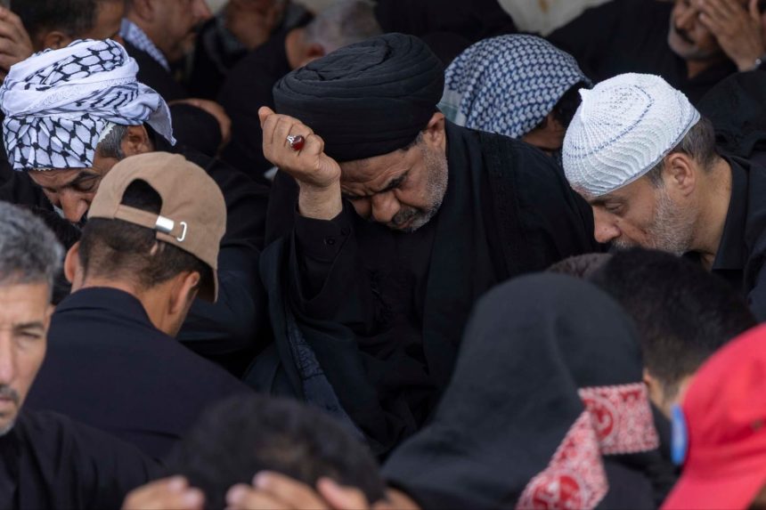 بالصور.. حشود الزائرين تحيي زيارة العاشر من محرم في كربلاء