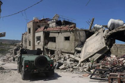 إسرائيل تلقي منشورات على بلدة المنصوري جنوبي لبنان لدعوة السكان للمغادرة
