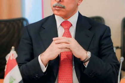 جامعة الدول العربية تقدم درعاً إلى رئيس مجلس القضاء الأعلى