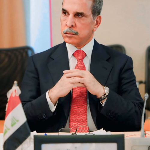 جامعة الدول العربية تقدم درعاً إلى رئيس مجلس القضاء الأعلى