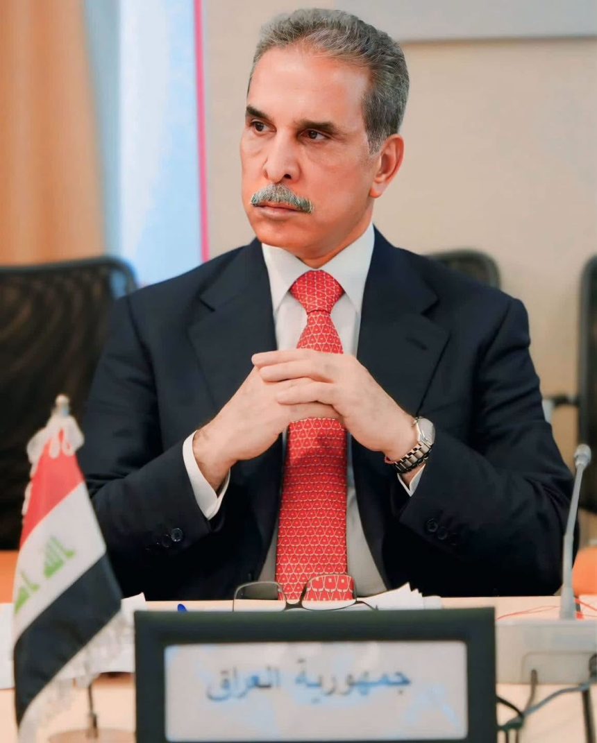 جامعة الدول العربية تقدم درعاً إلى رئيس مجلس القضاء الأعلى