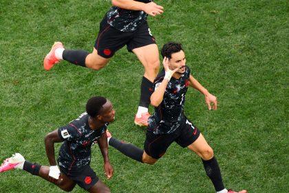 كندا تتغلب على جنوب افريقيا وتتأهل لدور الـ16 في كأس العالم