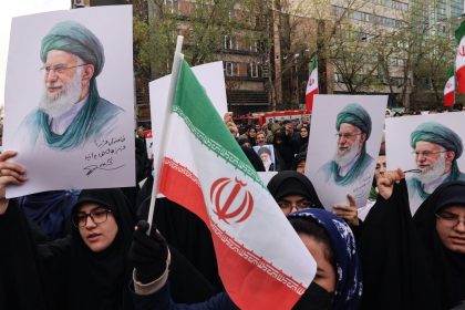 إيران تعلن حظرا جويا وعطلة رسمية بالتزامن مع تشييع خامنئي