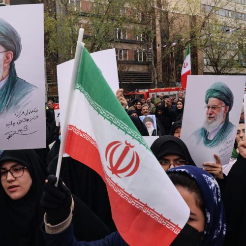 إيران تعلن حظرا جويا وعطلة رسمية بالتزامن مع تشييع خامنئي