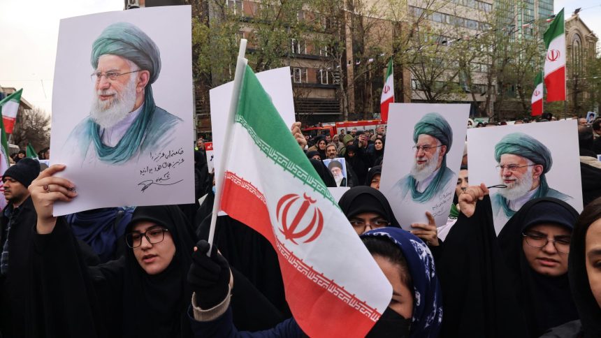 إيران تعلن حظرا جويا وعطلة رسمية بالتزامن مع تشييع خامنئي