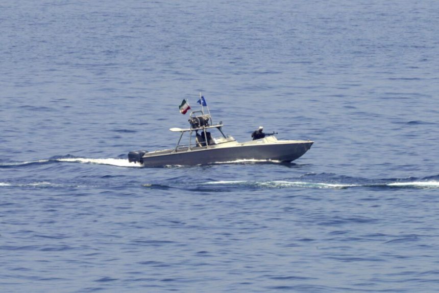 "رويترز": طهران تصر على الاحتفاظ بالسيطرة على مضيق هرمز