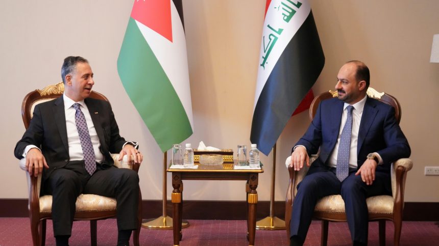 وزير الصناعة والمعادن يبحث مع نظيره الأردني تعزيز التعاون الصناعي والتجاري بين البلدين